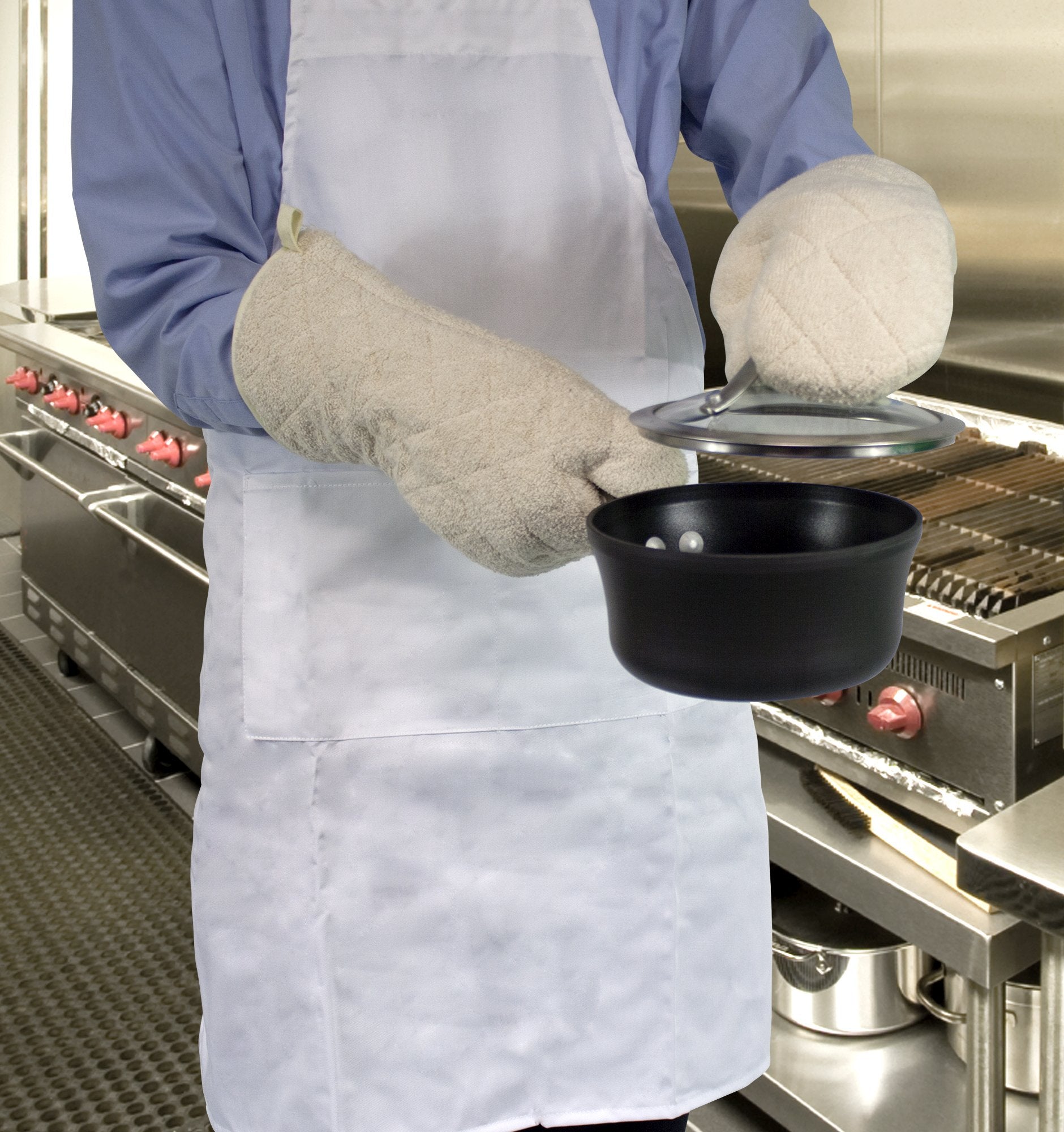 Nouvelle Legende 17-inch mitt provides extended coverage during grilling and baking.