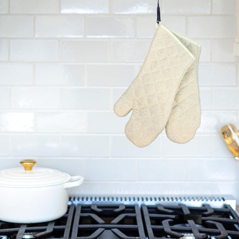 Nouvelle Legende heat-protective mitt suits indoor ovens and outdoor grills.