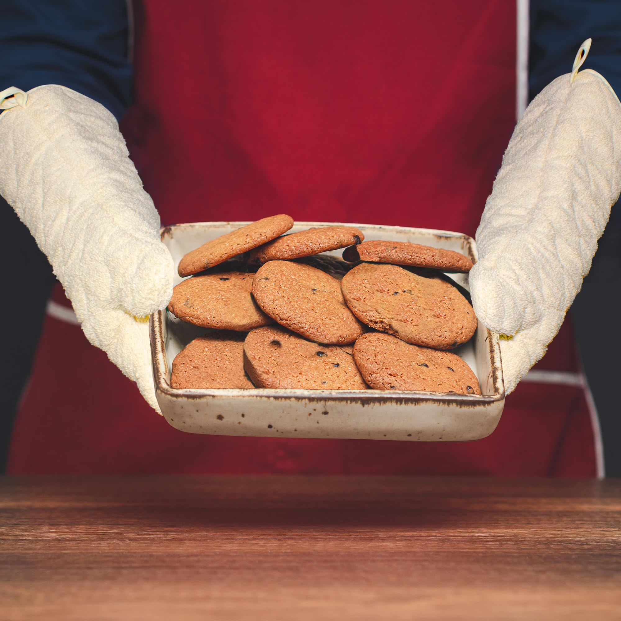 Nouvelle Legende oven mitt is machine washable for easy cleanup after cooking.