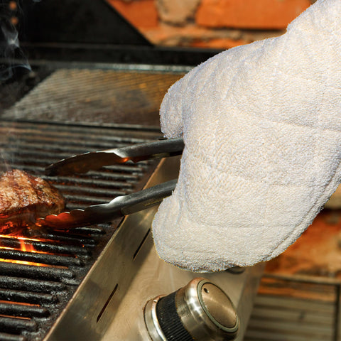 Nouvelle Legende oven mitt offers a comfortable grip for secure maneuvering of pots and pans.