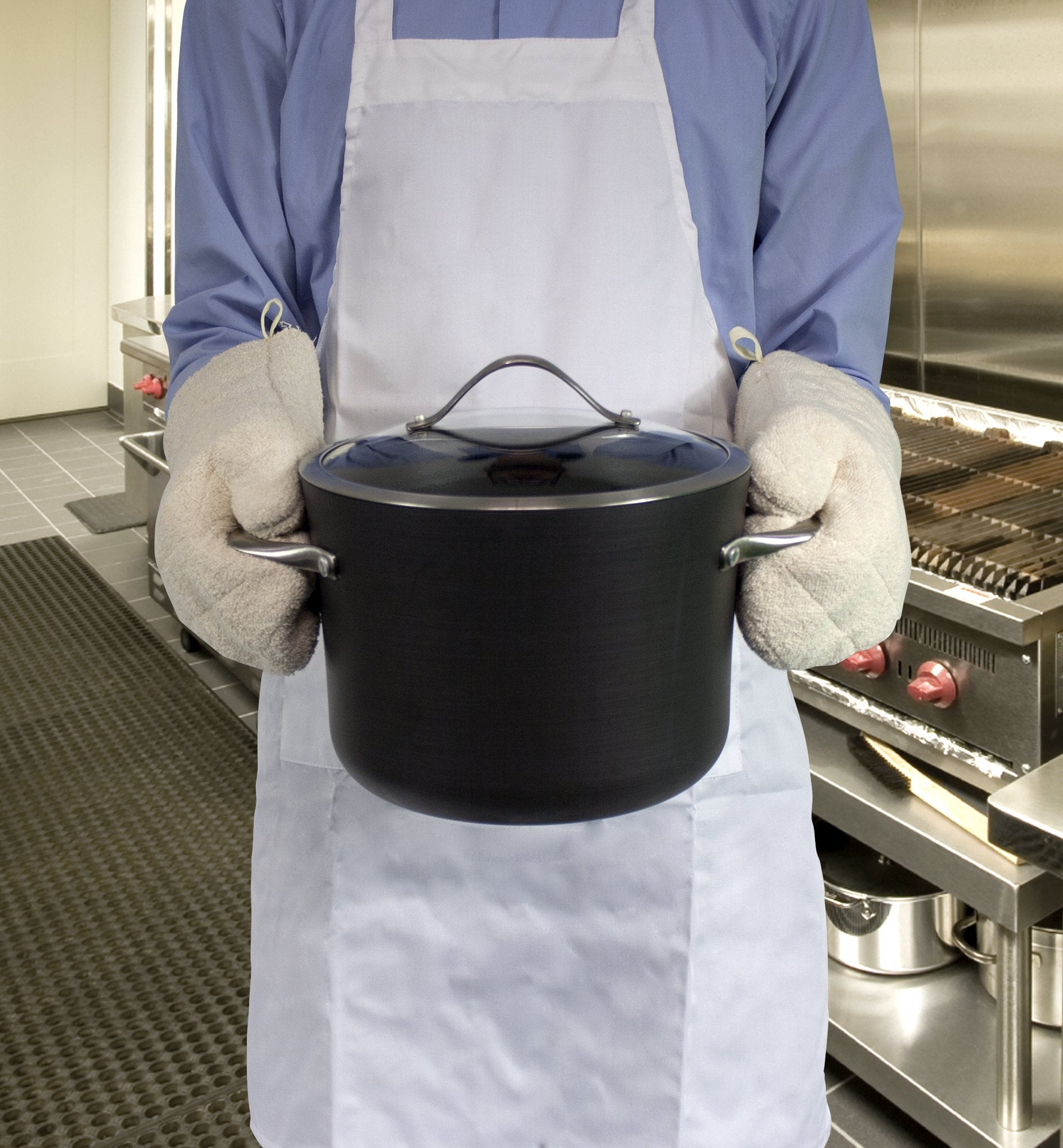 Nouvelle Legende versatile mitt supports safe handling of hot dishes and pans.