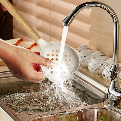 Oannao hanging-storage hole keeps utensils organized