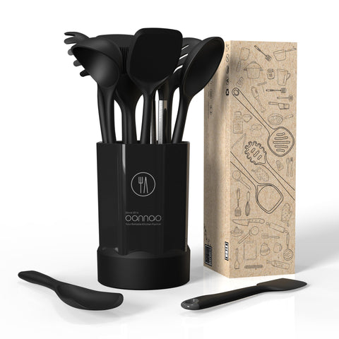 Oannao tongs gripping sizzling foods with reliable heat resistance.