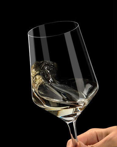 OJA premium crystal glasses with ultra-thin rims for a delicate mouthfeel.