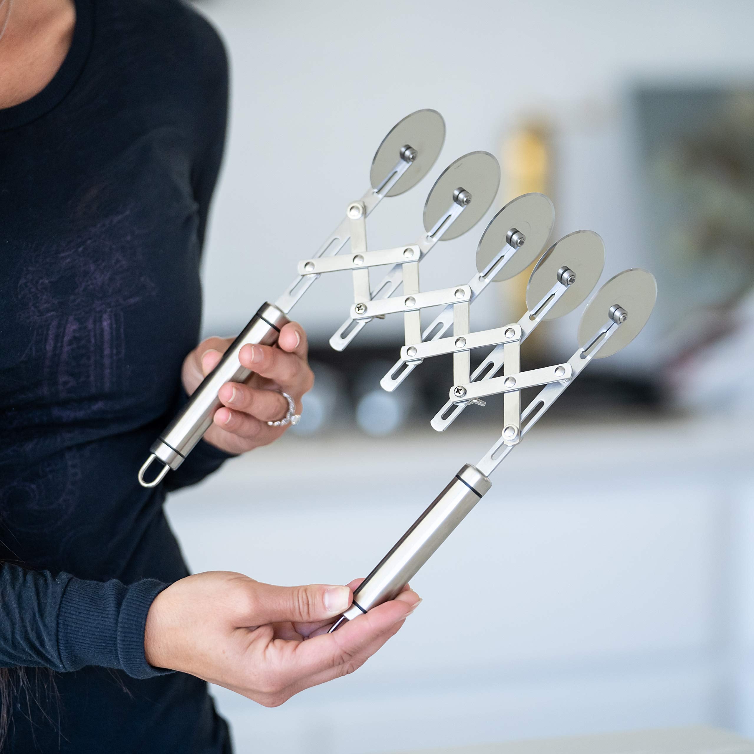 OLEEX adjustable blade for consistent noodle and lattice cuts.