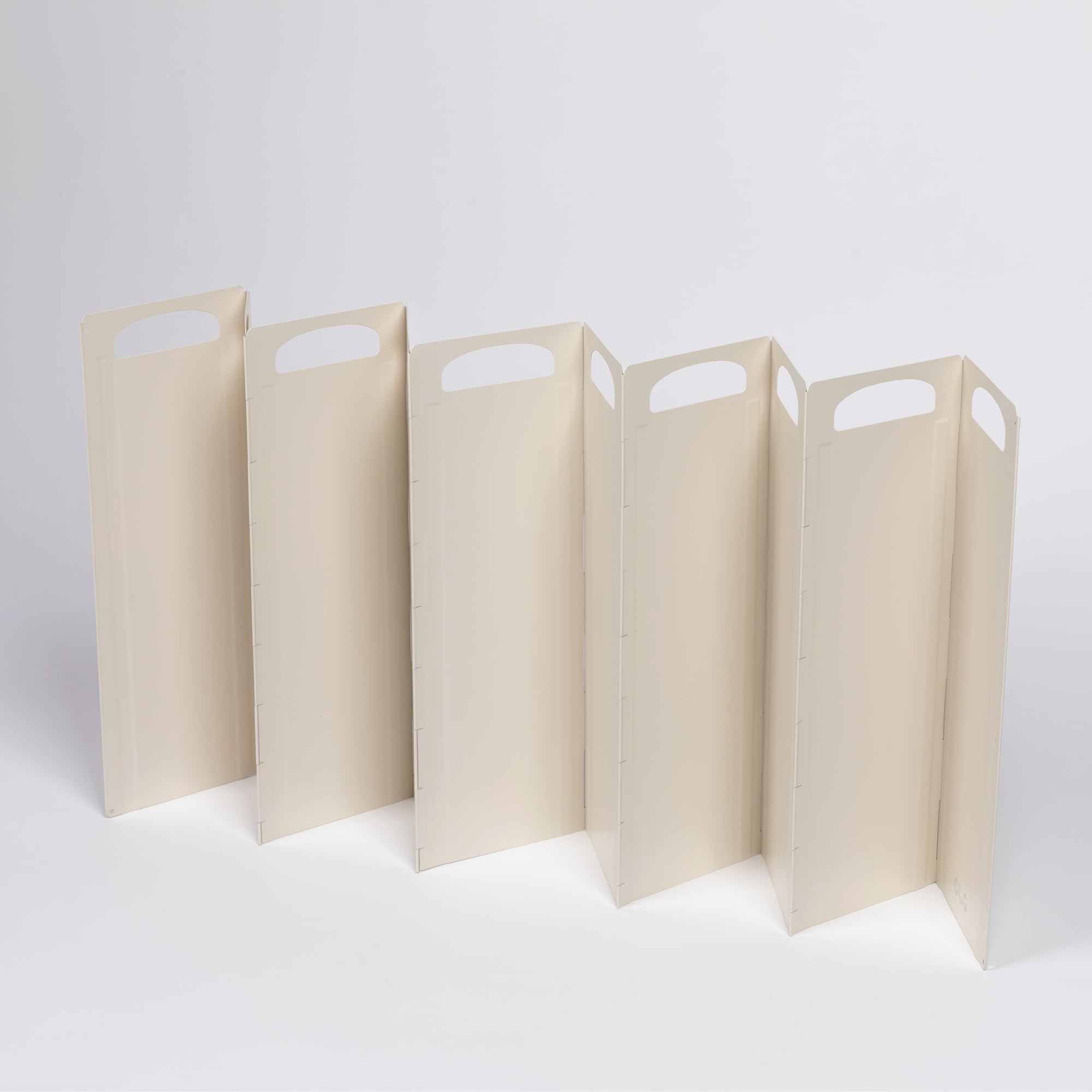 OLG durable zinc-coated steel construction withstands high-heat cooking.