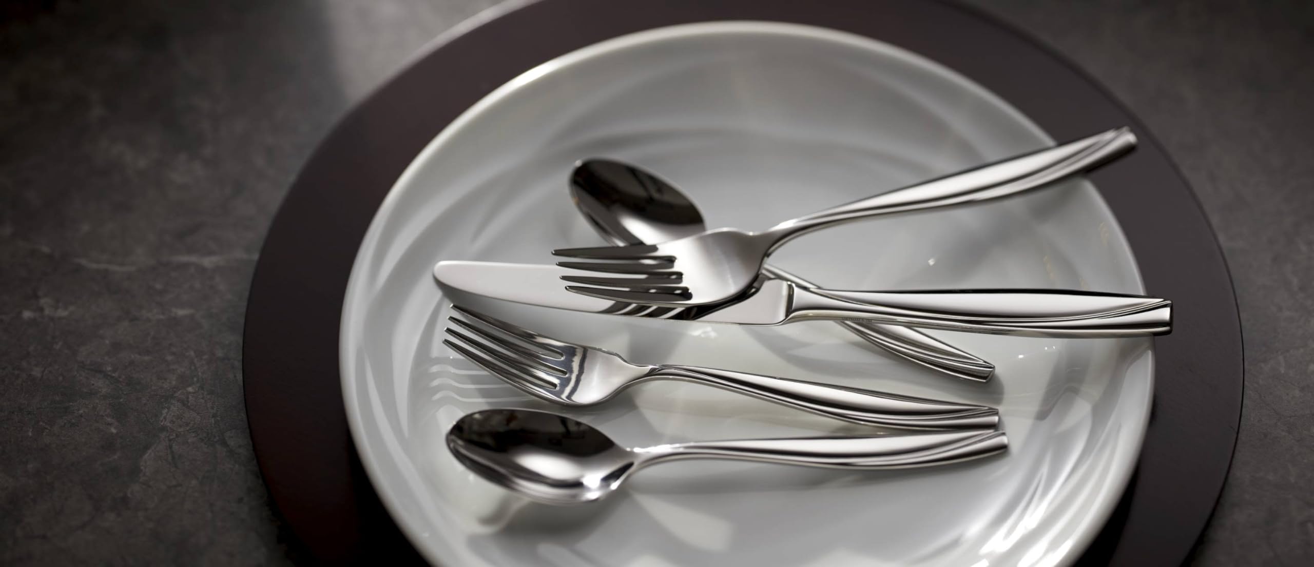 Oneida Camlynn Mirror silver finish adds timeless shine to table