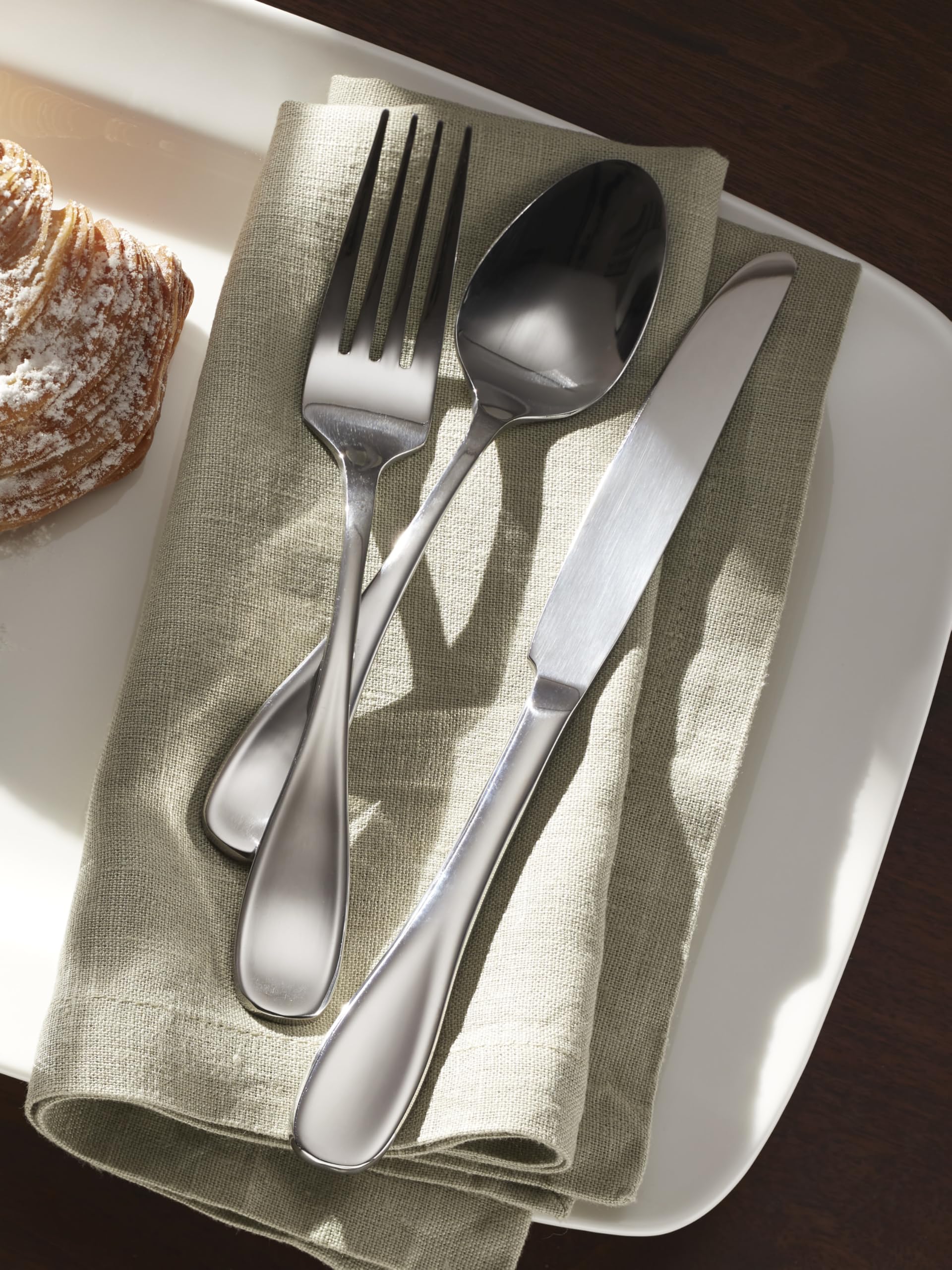 Oneida Voss rust-resistant pieces designed to last