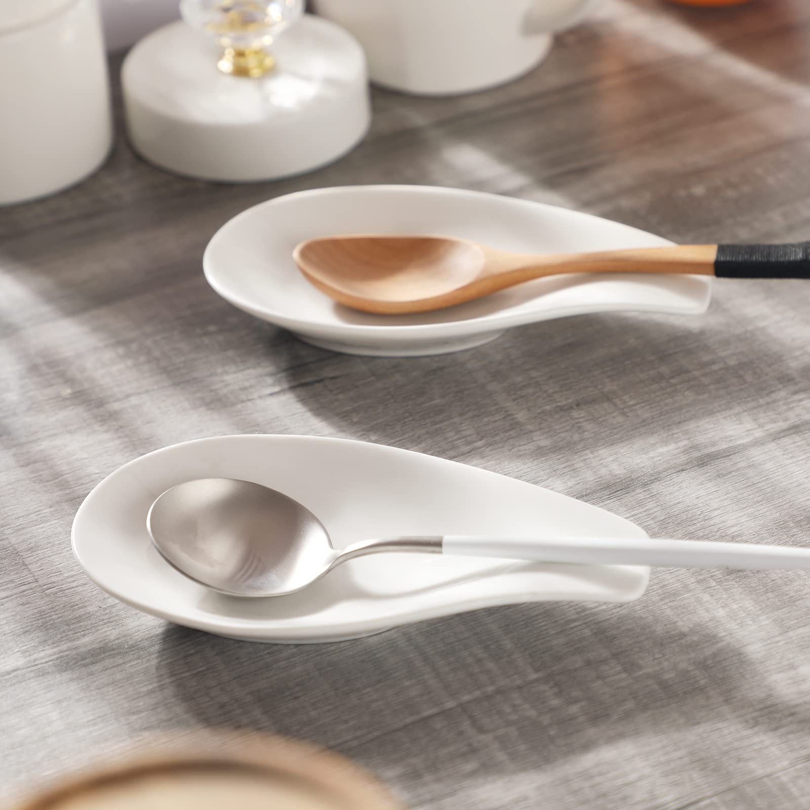 ONTUBE ceramic spoon rest cleans easily in the dishwasher-safe design