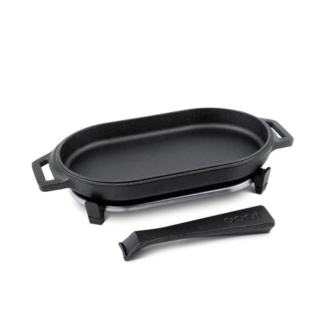 Ooni Cast Iron Sizzler Pan with stainless steel trivet for safe surface protection.