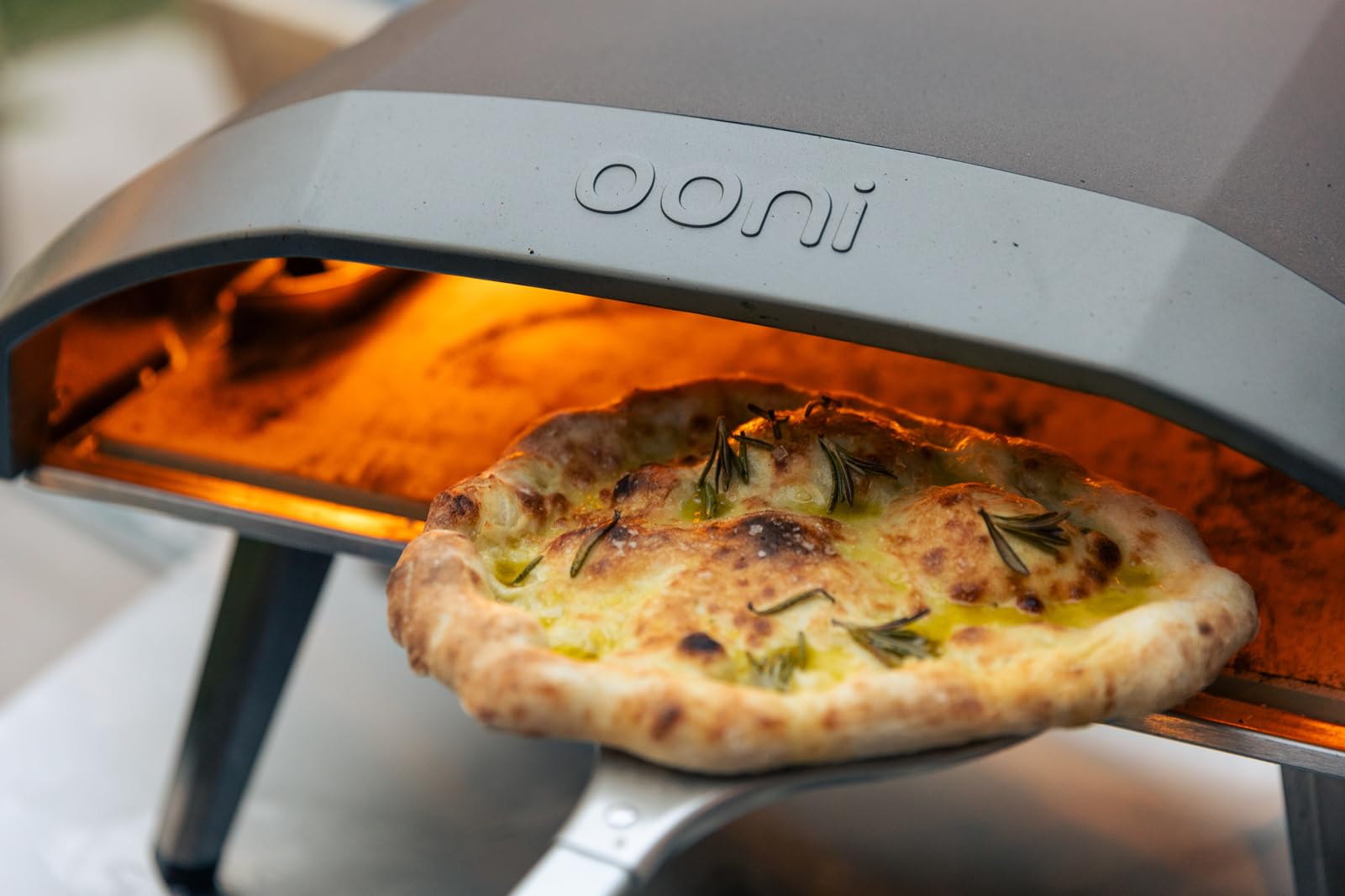 Ooni turning peel long handle reduces close contact with hot oven walls.