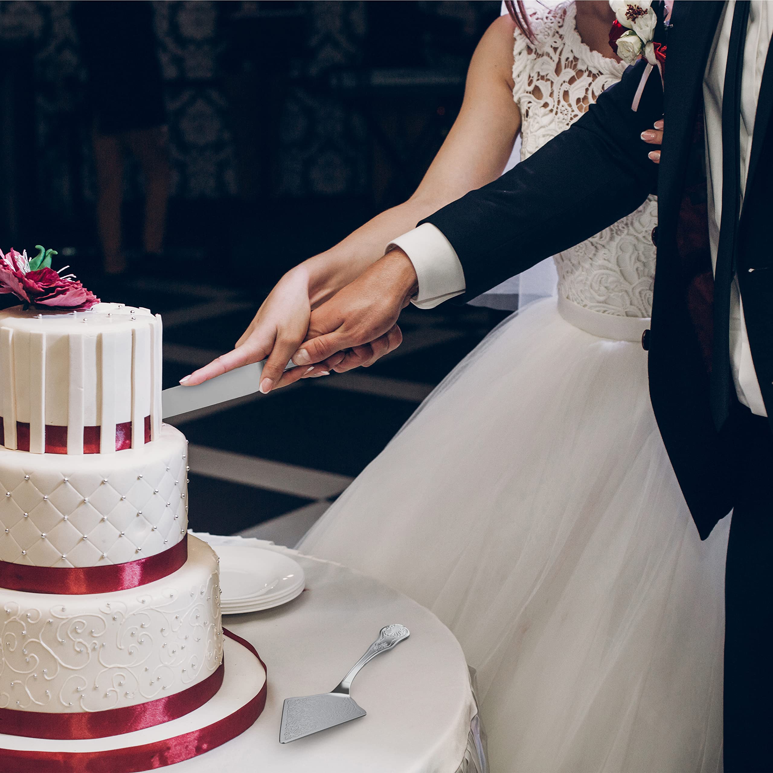 Orblue knife edge cleanly slices a cake for neat portions.