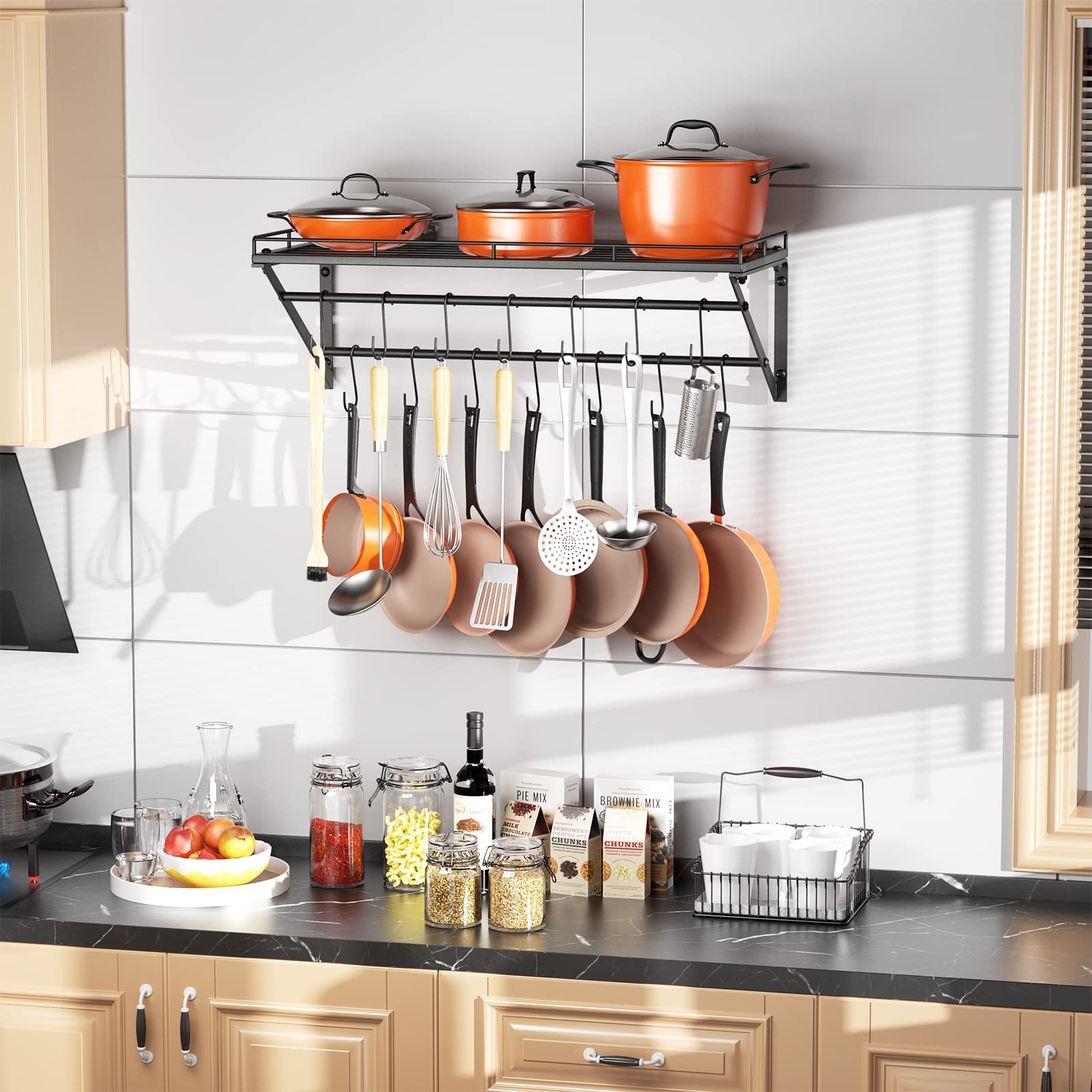 Close-up of OROPY’s 14 movable hooks offering flexible storage options.