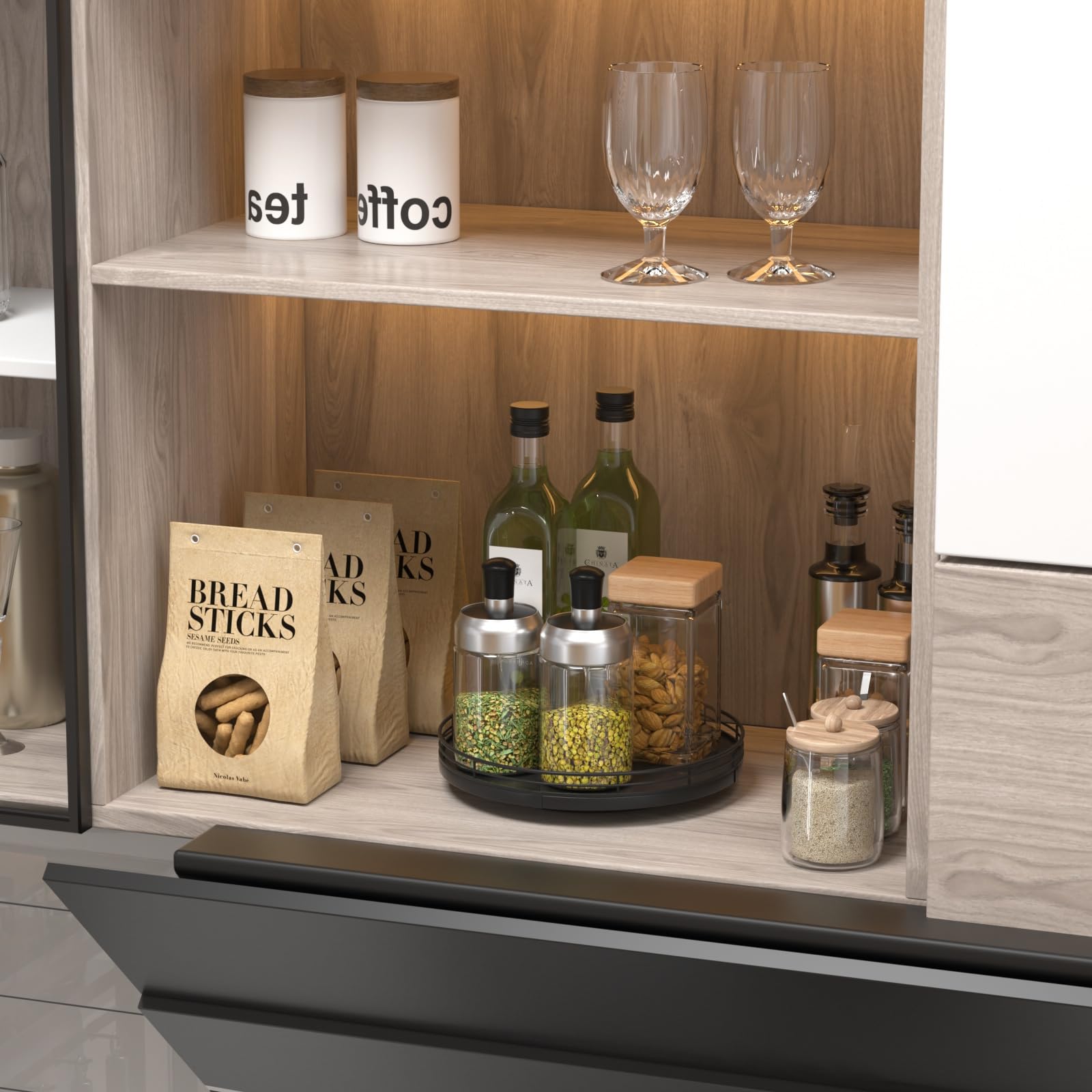 Oroyutor 360-degree rotating tray as a stylish center display.