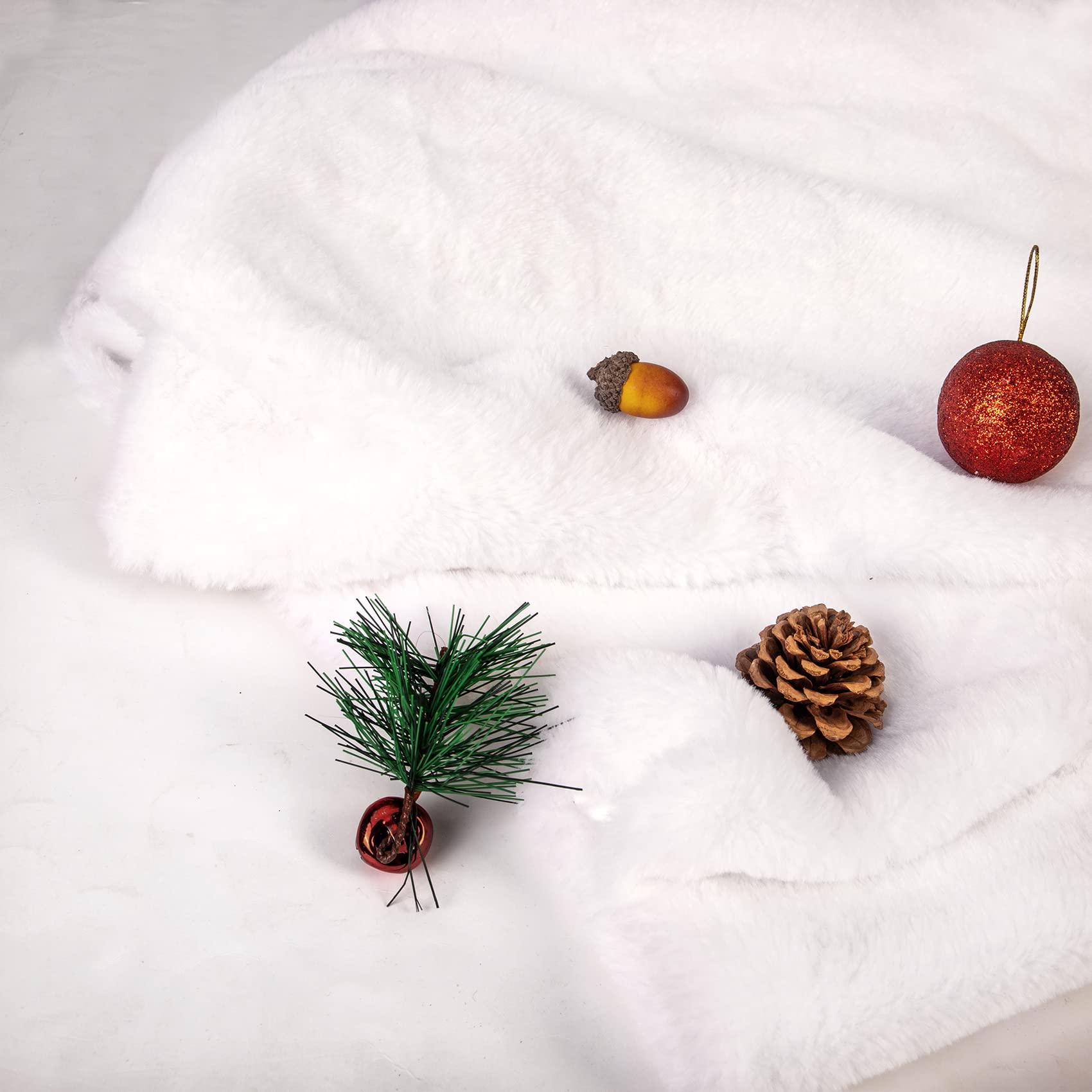 Ouddy Mode Christmas table runner, back polyester layer for durable two-sided use.