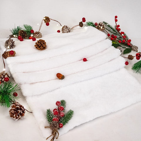 Ouddy Mode Christmas table runner, front fluff detail highlights soft snowflake texture.