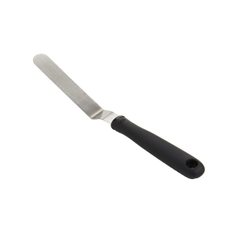 OXO Good Grips Cupcake Icing Knife blade angle enables mess-free countertop decorating.