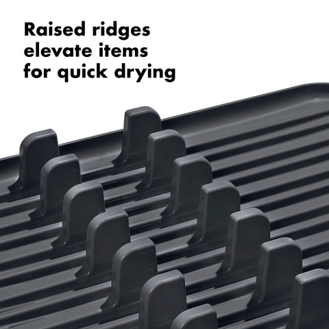Raised ridges on the rack elevate items for fast drainage and drying.