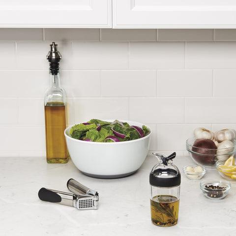 Fridge-ready design stores leftovers without flavor transfer.