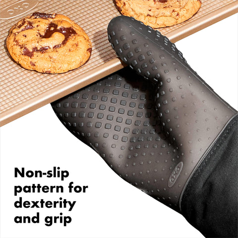OXO Good Grips silicone oven mitt black, grip close-up, non-slip diamond pattern.