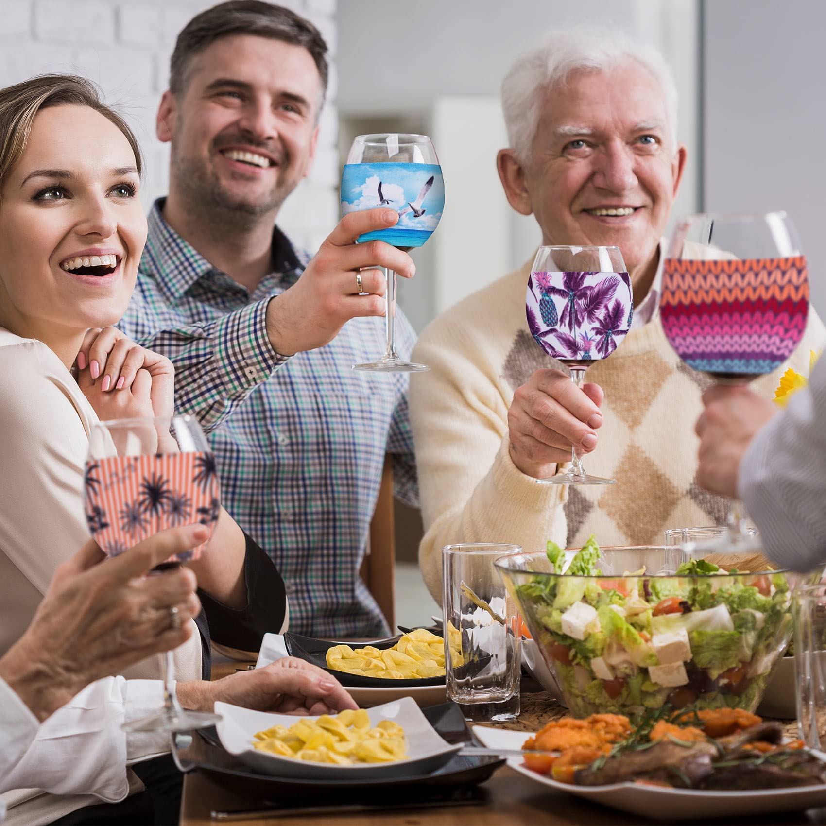 PAGOW 6-pack offers a ready-to-assemble party accessory set.