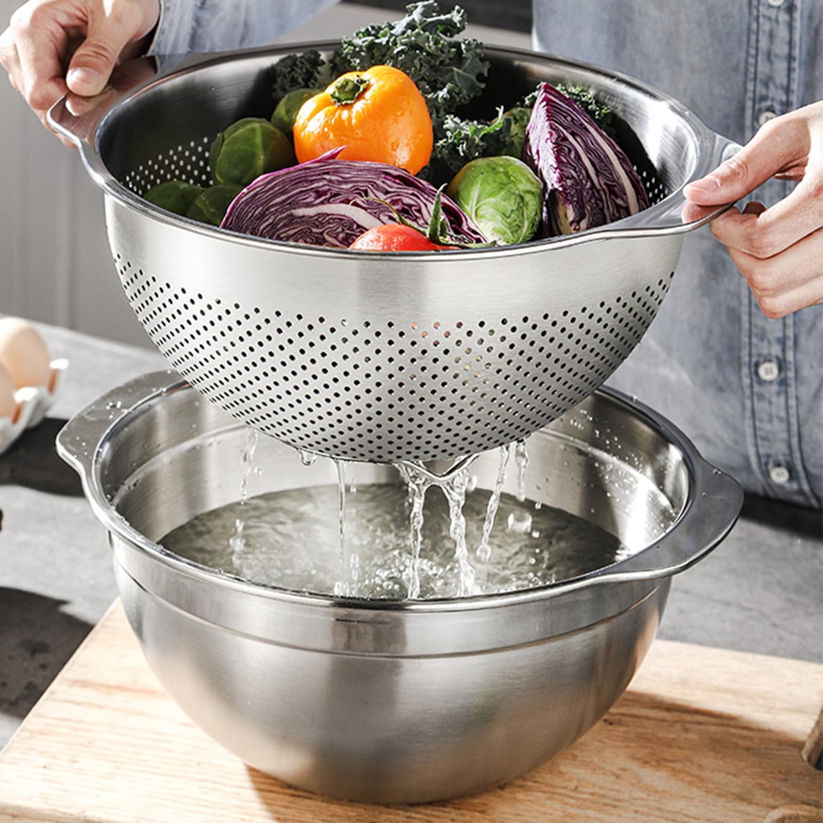 Paoli 5QT colander handle closeup showing sturdy grip for high-heat tasks