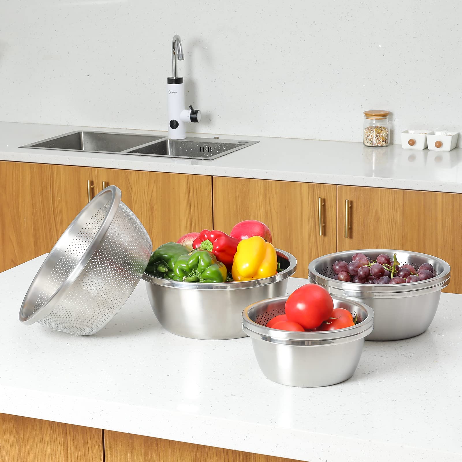 Paoli microporous colander with 2 mm holes enabling stable drainage for grains and vegetables.