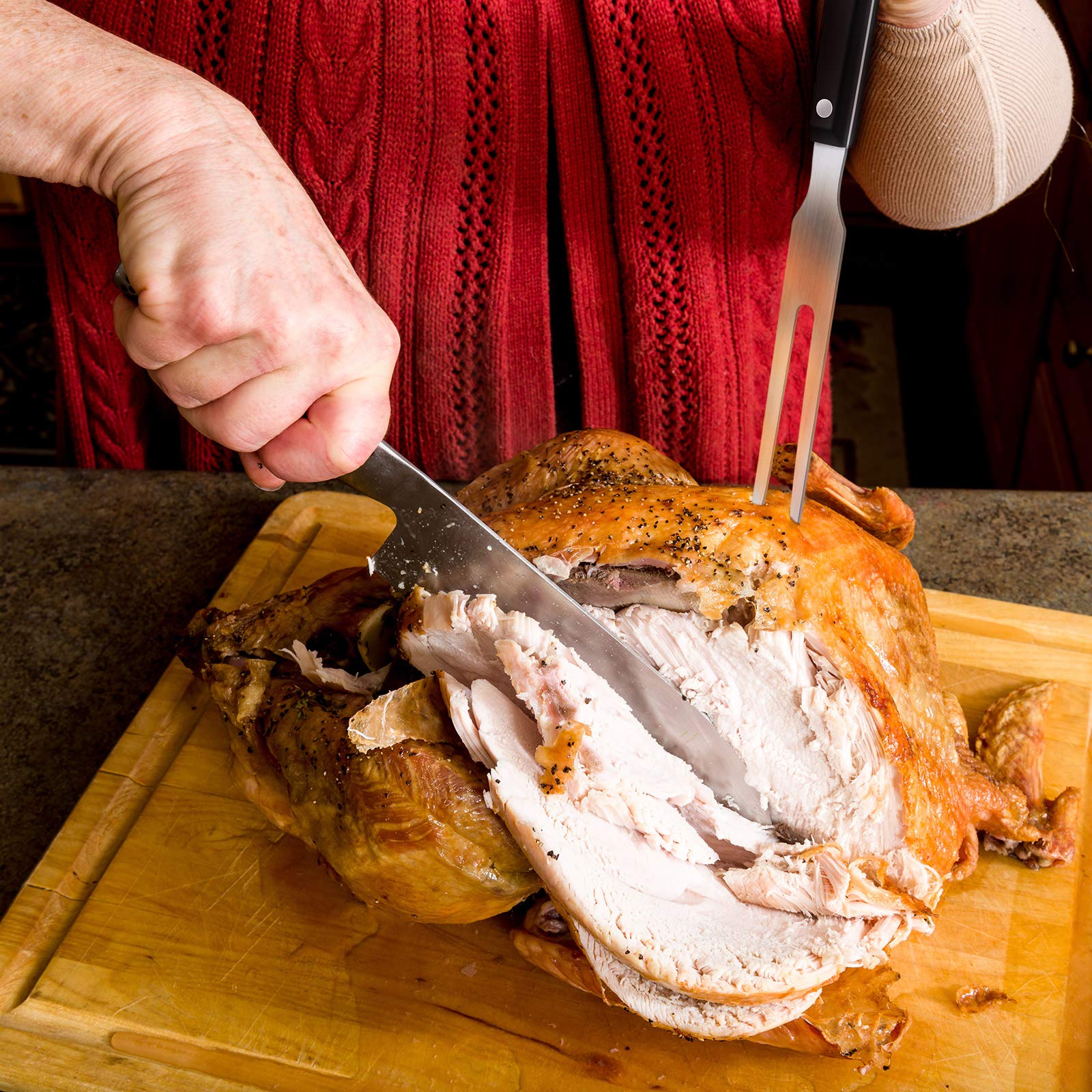 Patelai barbecue use demonstrates shredding and slicing grilled meat with ease.