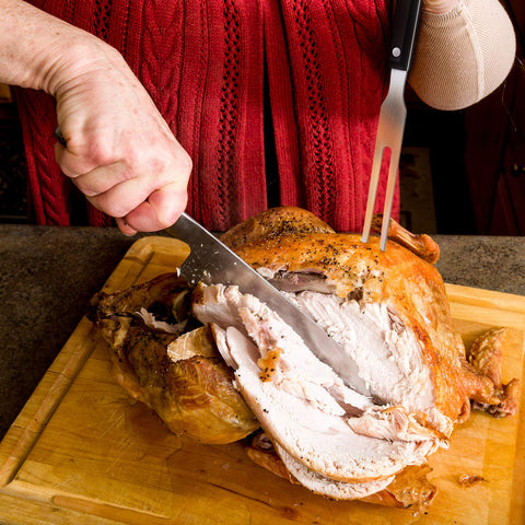 Patelai barbecue use demonstrates shredding and slicing grilled meat with ease.