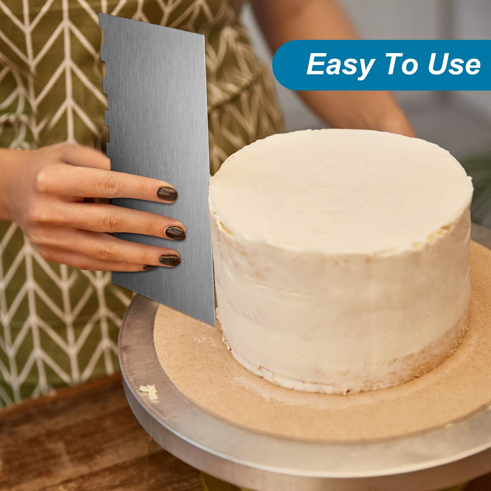 Patelai buttercream stripe tool ready for precise frosting patterns.