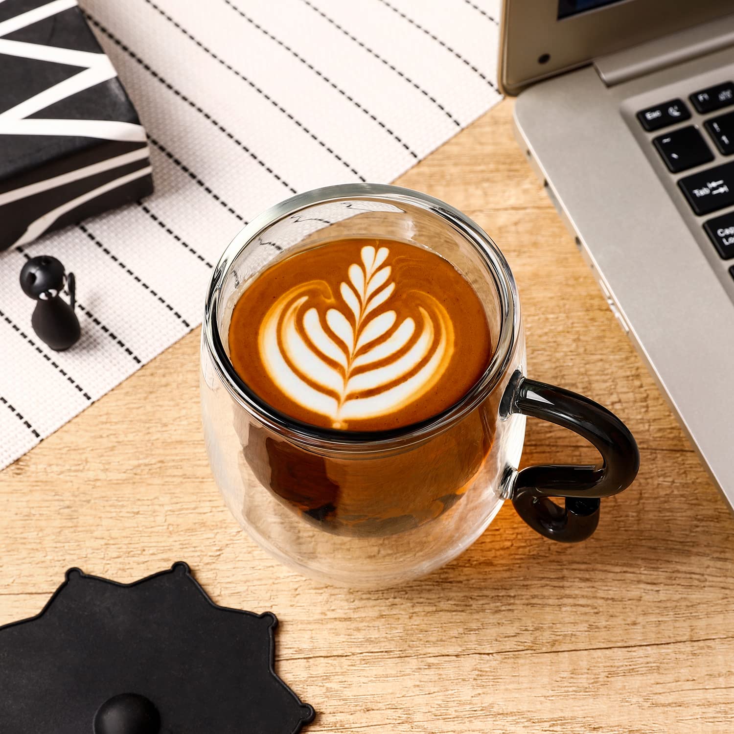 Phitihui iced tea in cat mug stays condensation-free on the desk.