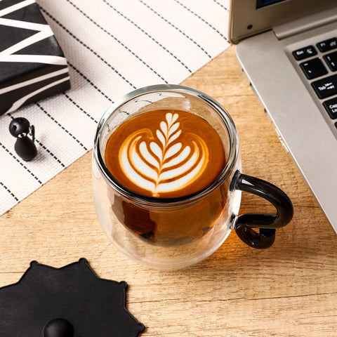 Phitihui iced tea in cat mug stays condensation-free on the desk.
