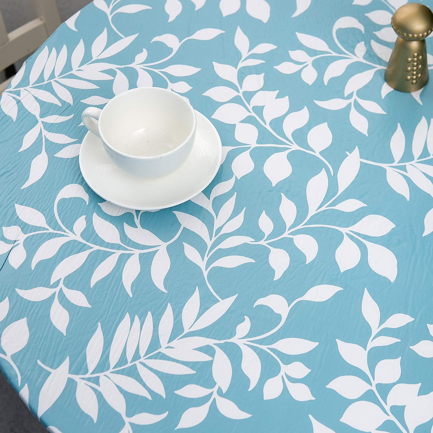 Pioggia elastic-edge design keeps the cover secure during meals.