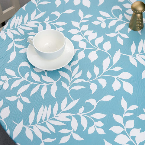 Pioggia elastic-edge design keeps the cover secure during meals.
