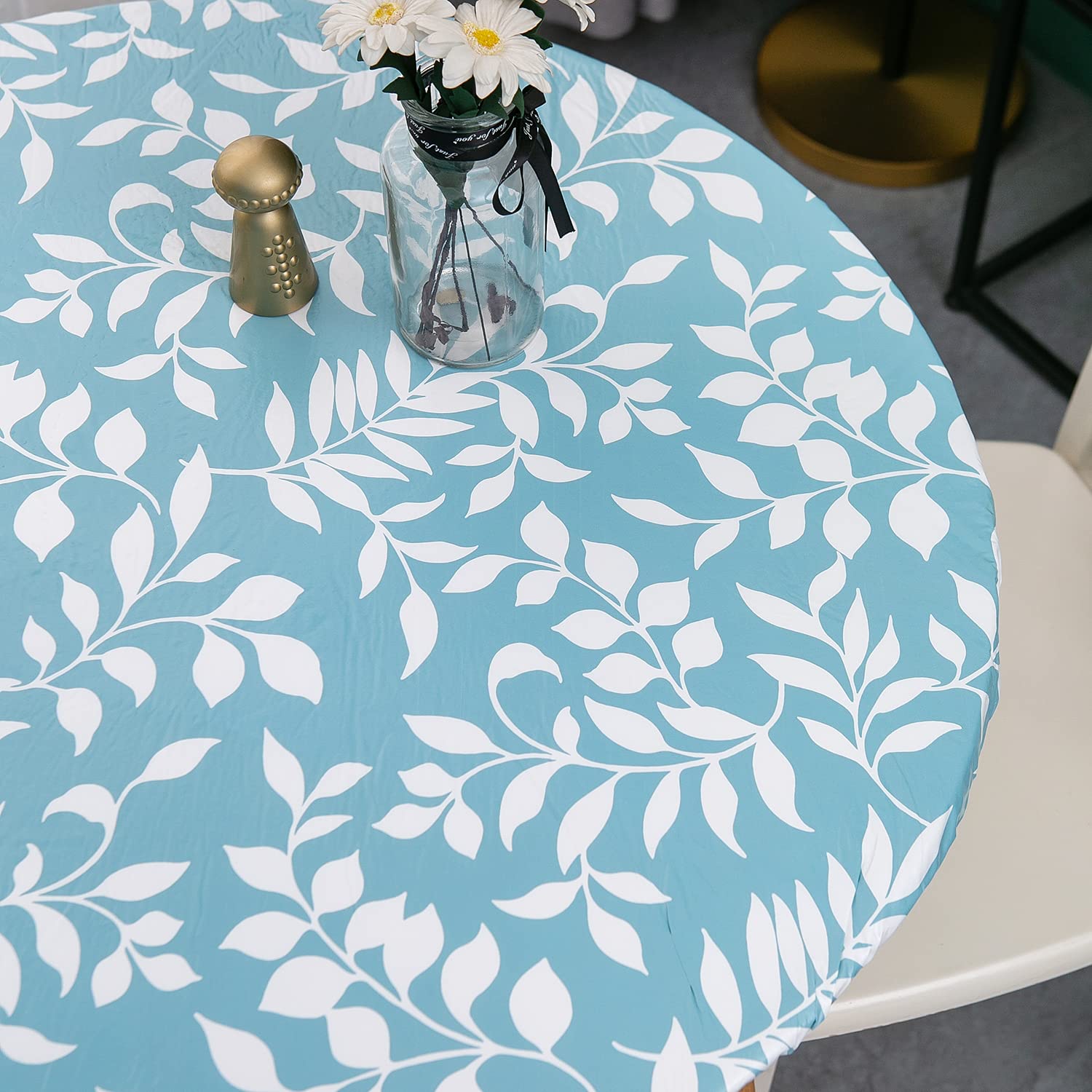 Pioggia oil-proof surface resists stains during casual gatherings.