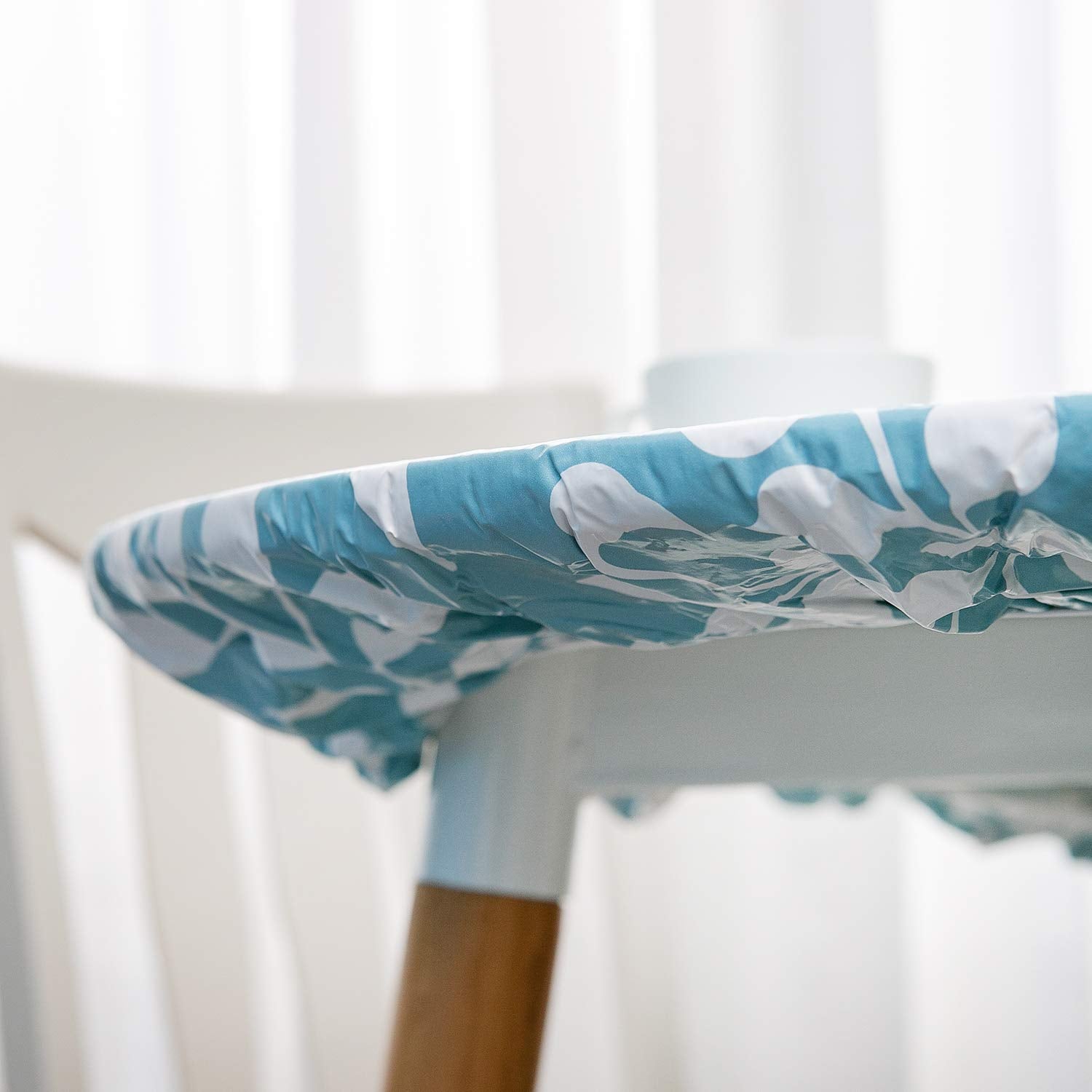 Pioggia waterproof tablecloth helps prevent spills on dining occasions.