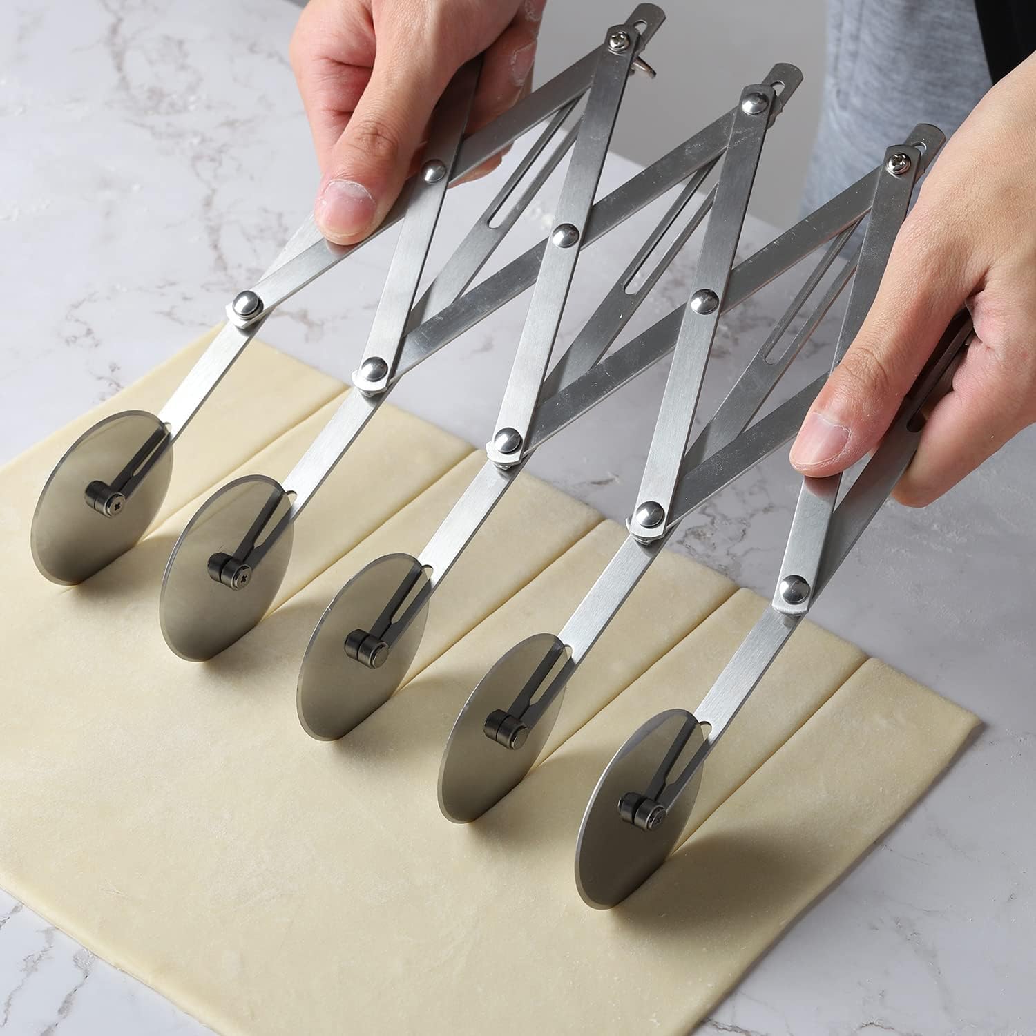 Pobowlgarls multi-wheel dough divider offers versatile cuts for busy kitchens.