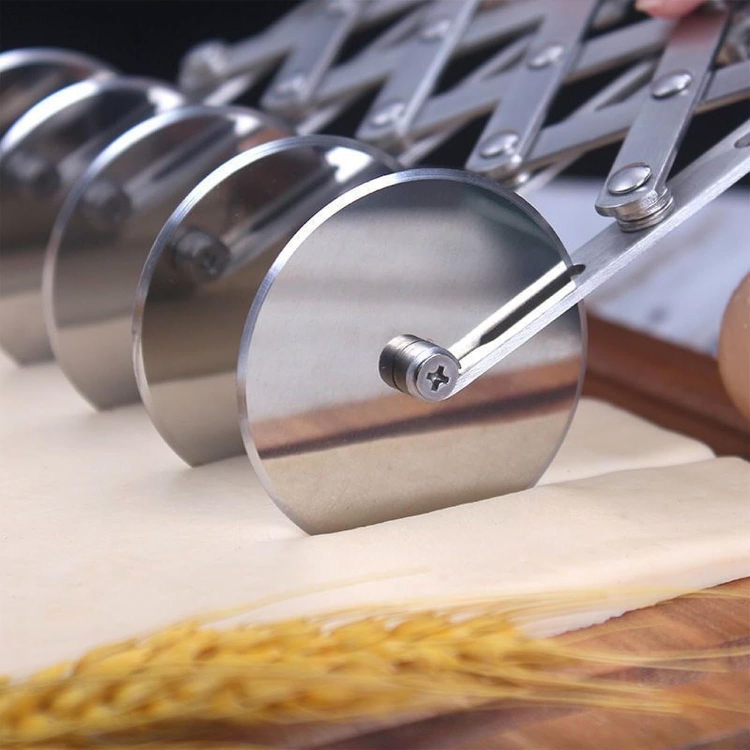 Pobowlgarls stainless steel pizza cutting wheel stays sharp through use.