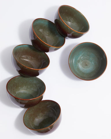 Pokini stoneware bowls stacked in brown and green for space-saving storage