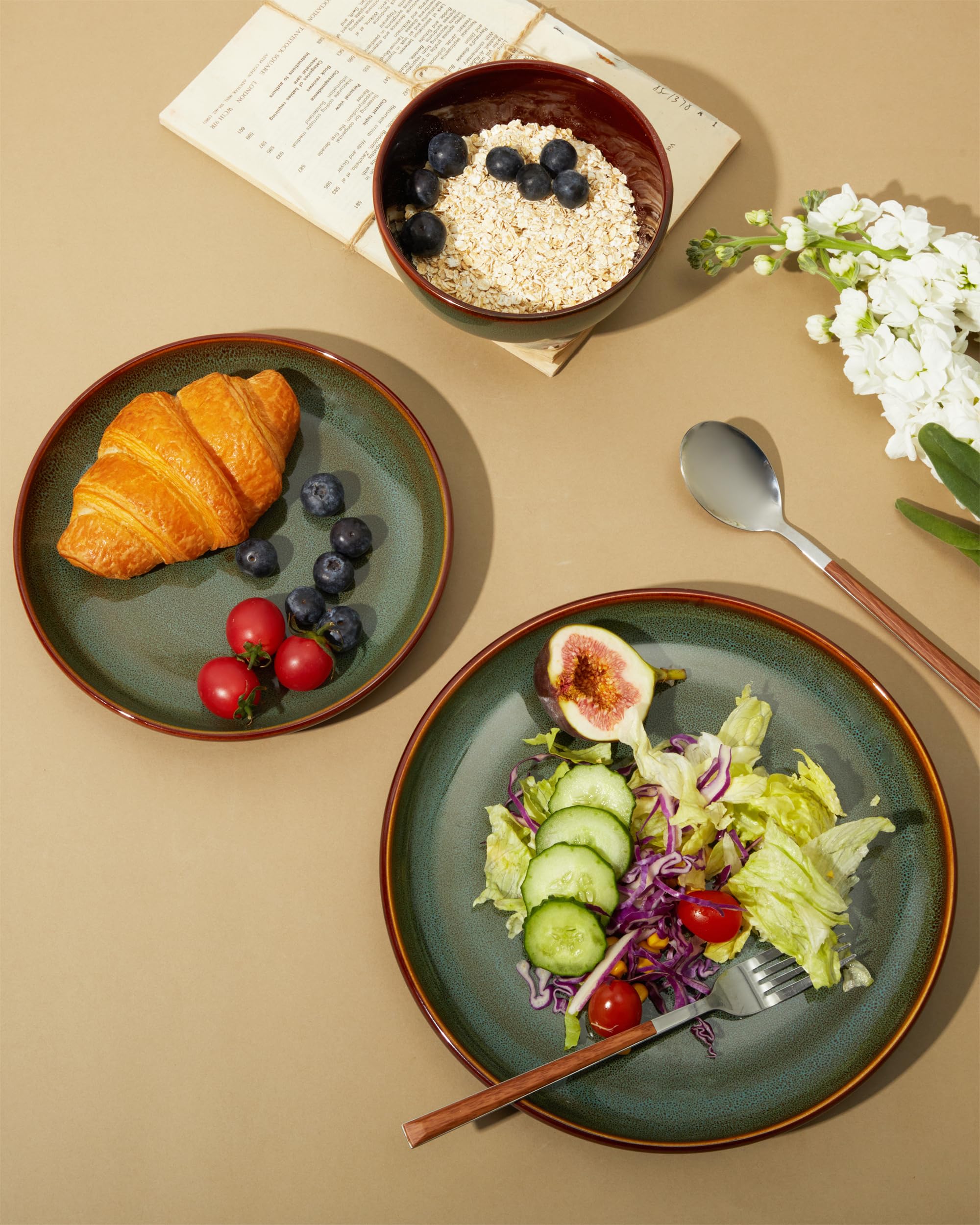 Pokini stoneware fired at high temperature for long-lasting daily meals.