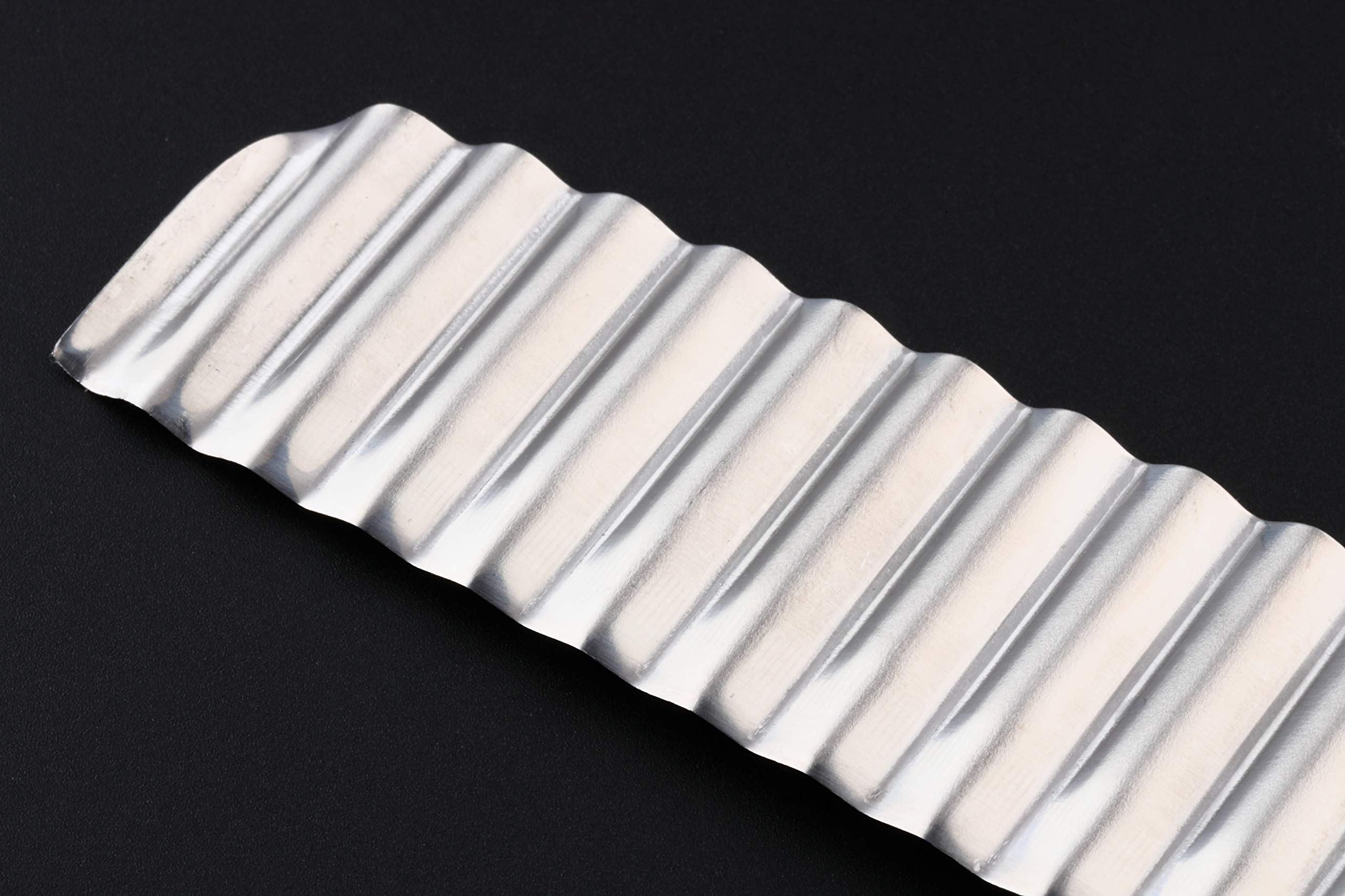 Seki crinkle-cut blade preserves texture while slicing delicate foods