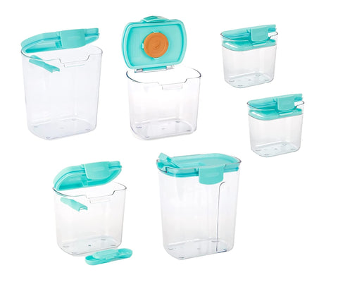 Progressive ProKeeper 4 qt flour keeper with leveling bar for precise flour measurements.