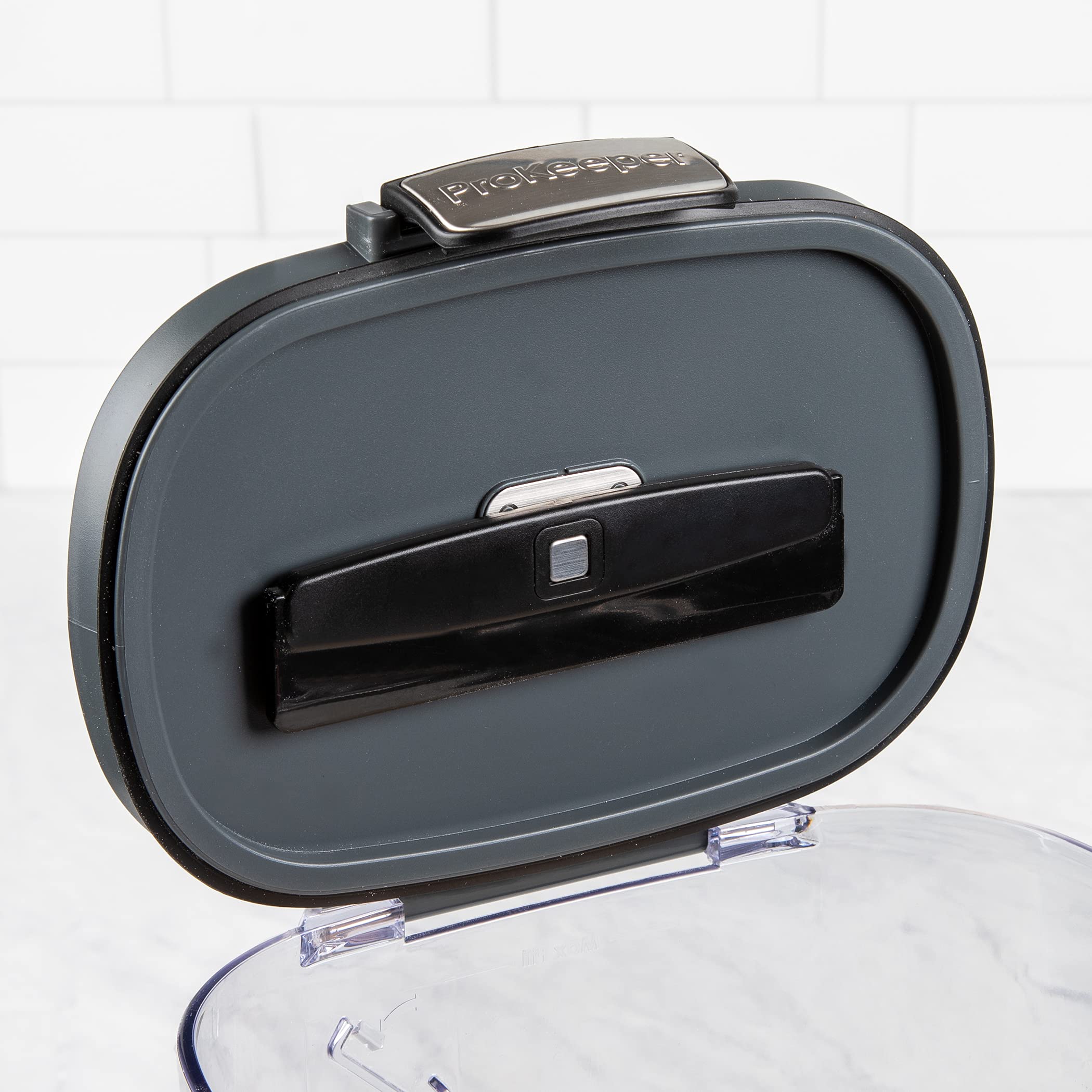 ProKeeper+ wide mouth for easy pouring and refilling.