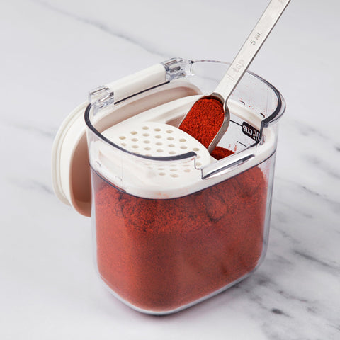 ProKeeper+ Magnetic leveling bar attached to Flour Keeper improves measuring.