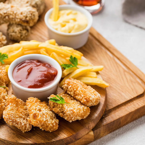 Pukomc deep fryer with lid helps reduce splatter while frying.