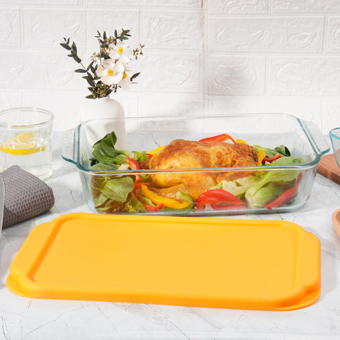 Non-porous Purekra lid resists odors on Pyrex 233-D.