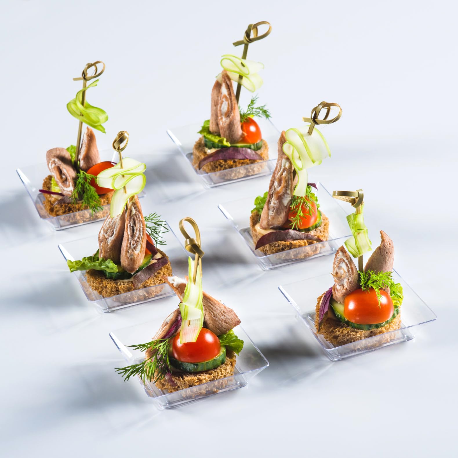 Qeirudu bulk catering set with plates and spoons for events.
