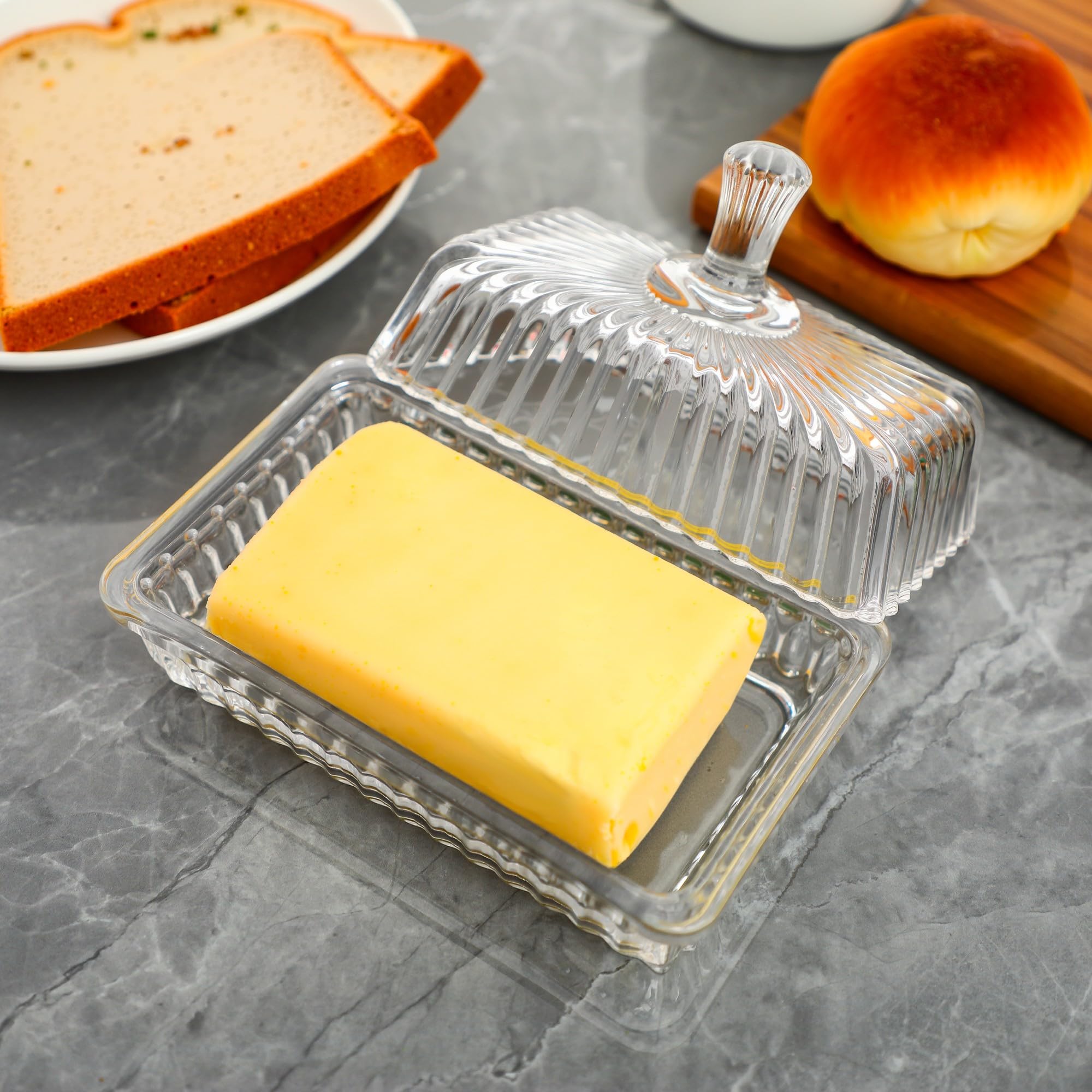 QFkris Lid protects butter from dust and insects.