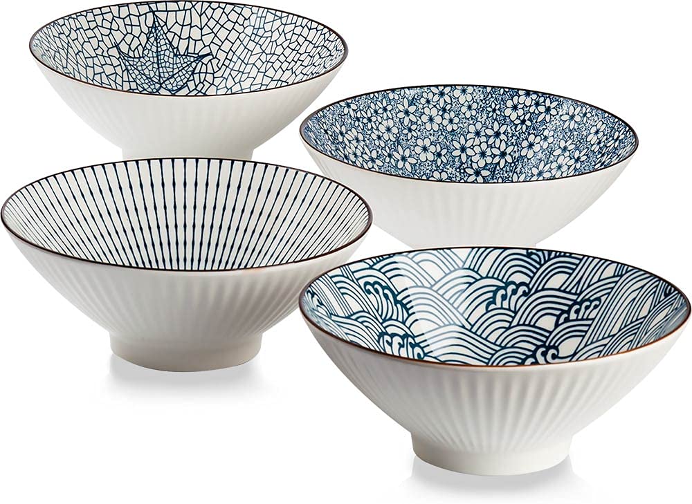 QINLANG ramen bowl with blue and white pattern enhances table presentation.