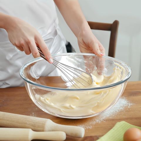 Quald elegant transparent bowl highlights colors when mixing salads and batters.